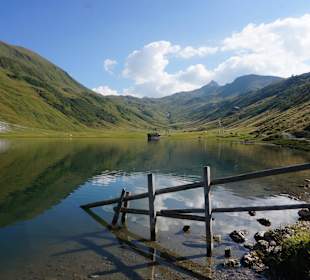 Tappenkarsee mit Hütte im Hintergrund