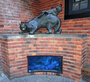 Kunstwerke von Hoetger über den Aquarien