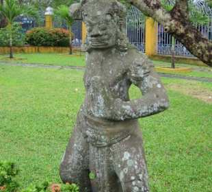 Eine Statur im Eingangsbereich im Cham Museum.