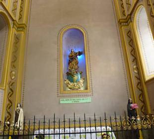 In der Kirche an den Seiten