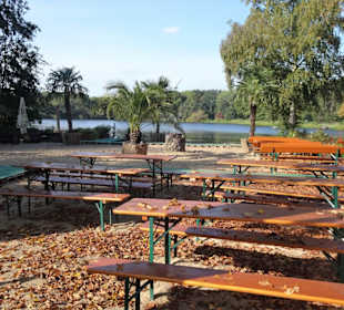 Herbstlicher Biergarten im Park