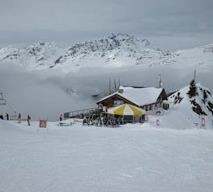 Blick auf das Restaurant Gratli am Ende vom Rauhko
