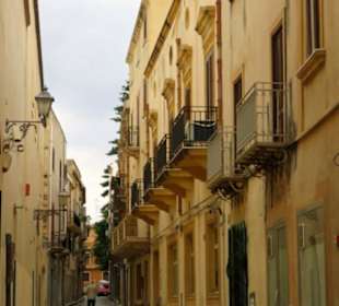 Typische Gasse mit Marmor-Bodenplatten