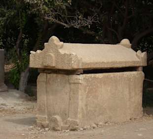 Sarkophag vor dem Theater