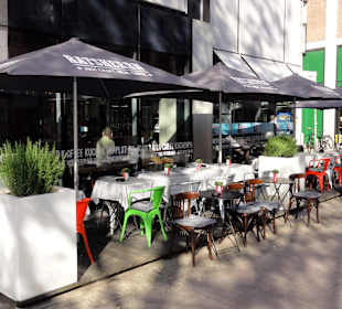 Tische vor dem Restaurant