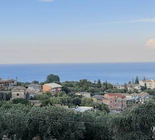 Ausblick auf Moraitika links