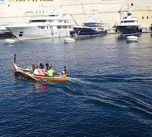 Mit dem Holzboot durch den Hafen von Valletta