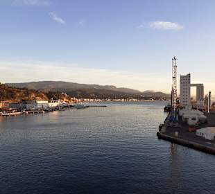 Blick vom Schiff auf den Hafen Savona