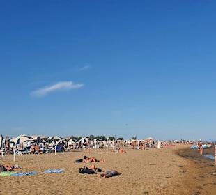 Am Strand entlang Spaziergang