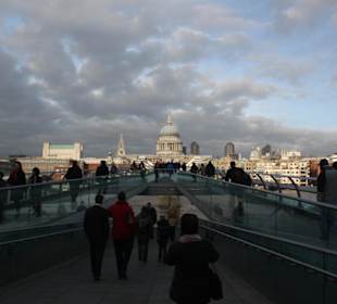 Vista Sul ponte che porta alla St. Paul'sCathedral