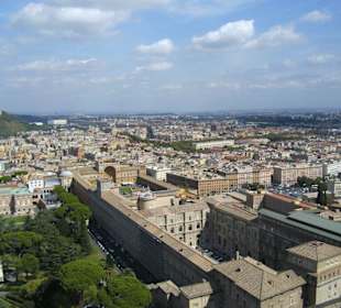 Blick vom Petersdom auf  Rom