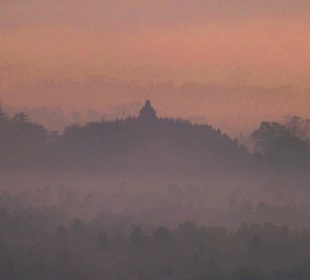 Borobudur im Nebel