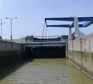 Eiderfahrt - Schleusendurchfahrt Eidersperrwerk