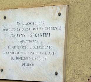 Gedenktafeln an den Hauswände