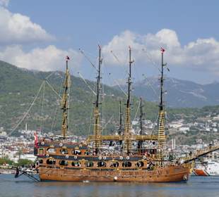 Das ist ein Viermaster im Sonnenschein