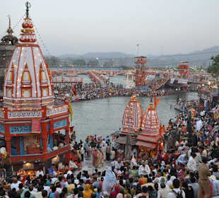 Gläubige Hindus am Ganges