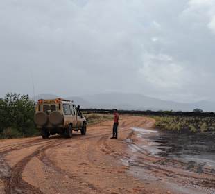 Jeep und Alex im Tsavo East