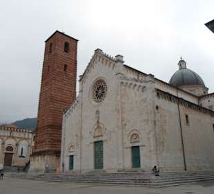Domplatz mit Klosterkirche Sant’Agostino und Dom