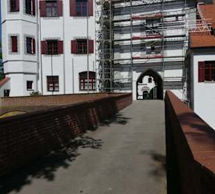 Schlossbrücke und Einfahrt