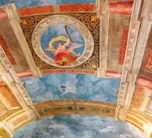 Blick auf die bemalte Decke im Schloss Hellbrunn