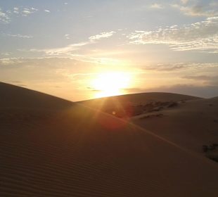 Sonnenuntergang in den roten Dünen
