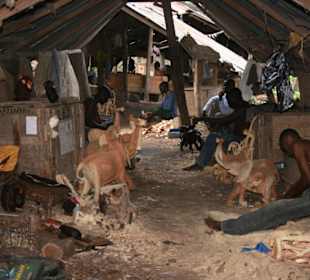 Arbeitsbedingungen im Holzschnitzerdorf