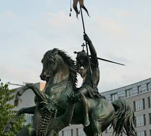 St. Georg vor der Brauereigaststätte Georgbräu