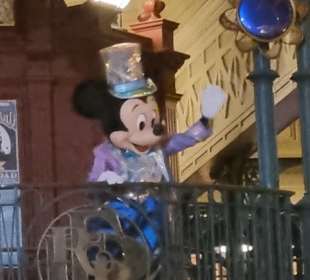 Voller Tanz von Micky Maus zum Abschied