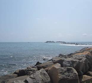 Steinbarriere, die die Strömung veränderte