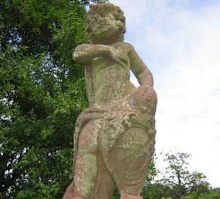 Eine Figur die den Garten schmückt.