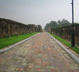 Endlos lang wirkende Wege von Mauern gesäumt.