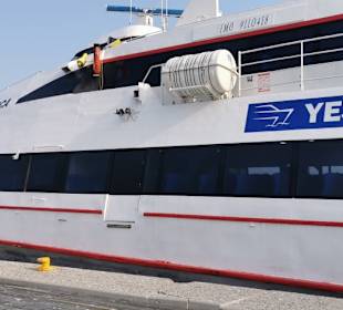 Der Beginn des Ausflugs mit der Fähre im Hafen