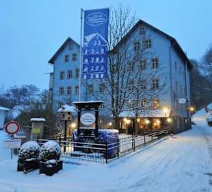 Außenansicht der Kommunbräu im Schnee