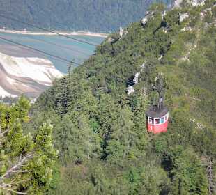 Blick vom Predigtstuhl, die älteste Gondelseilbahn