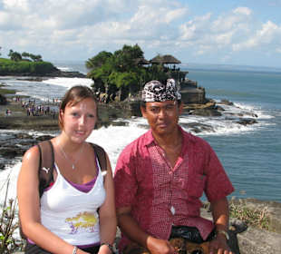 Tanja und Eko vor dem Tempel Tanah Lot