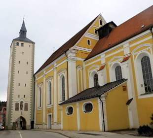 Unteres Tor mit spätbarocker Jesuitenkirche