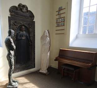 Skulpturen im Chorraum