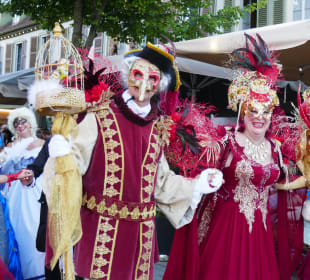 Dieses Paar freut sich über Beifall