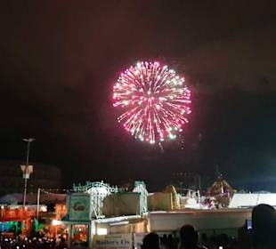 Das Eröffnungsfeuerwerk, mit den Fahrgeschäfte