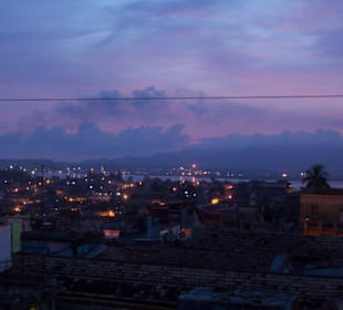 Blick auf die Bucht nach Sonnenuntergang