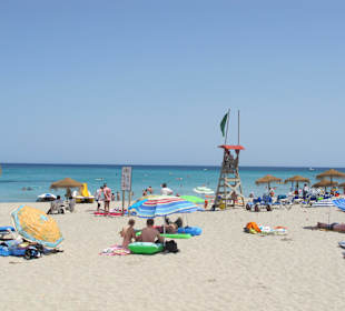 Strand mit Life Guard Turm