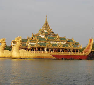 Один из символов Янгона.