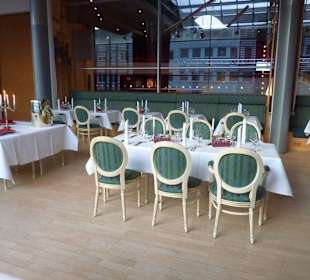 Von diesen Tischen aus kann man ins Foyer schauen