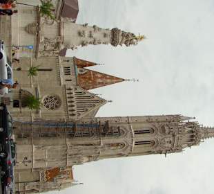 Widok od zewnątrz i pomnik św.Trójcy