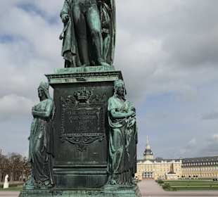 Bei einem Stadtrundgang durch Karlsruhe
