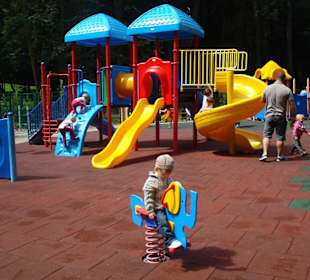 V parku dětské hřiště