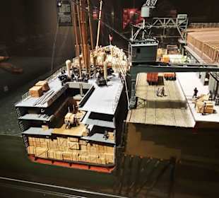 Beladung eines Schiffes am Kai