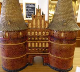 Holstentor ganz aus Marzipan, ein Modell!