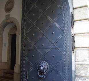 Schwere Türen aus Eisen