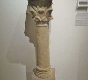 Säule mit Zungenkapitell /  Mitte 9. Jh.